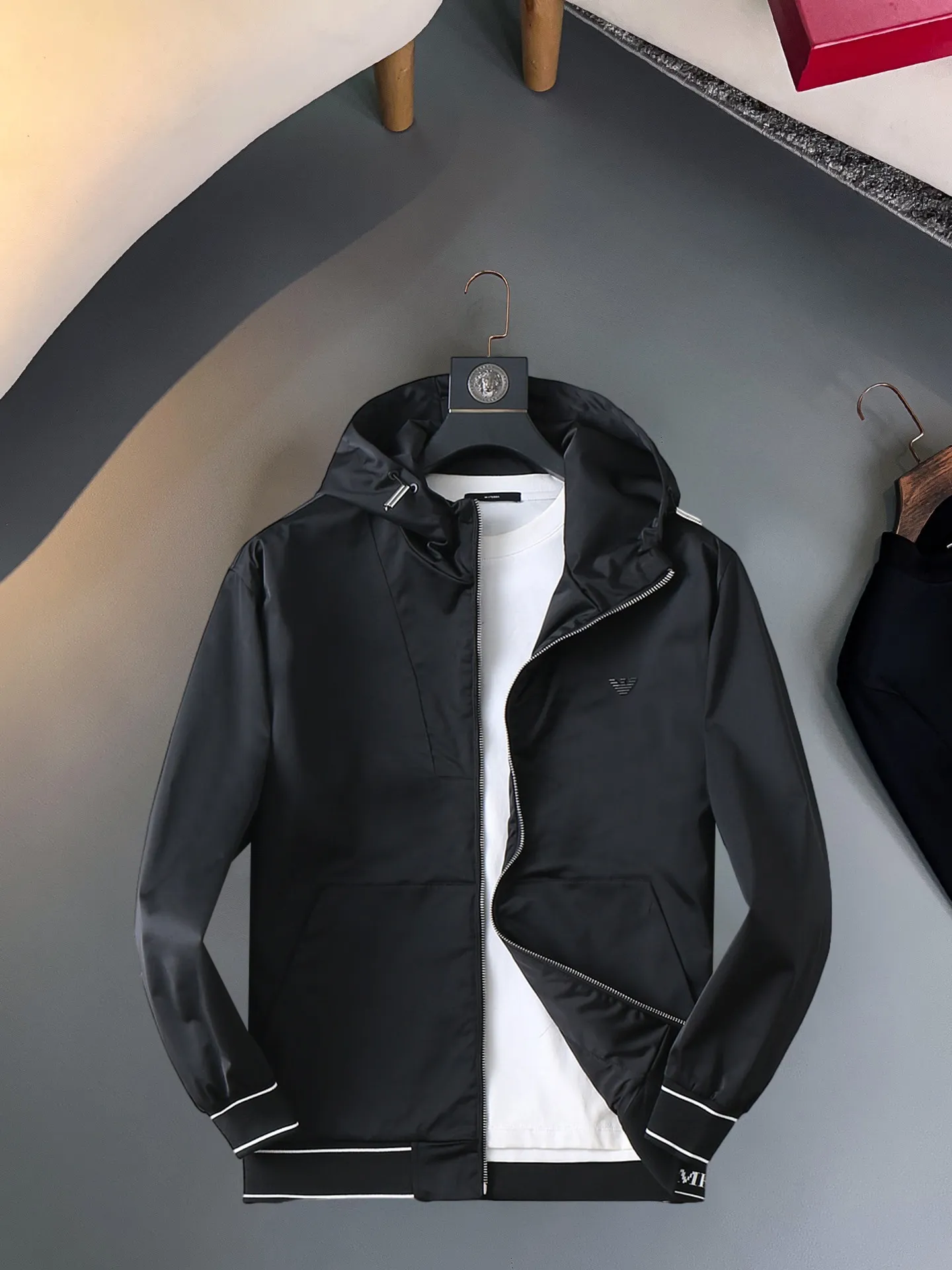 Armani official website Same Style, complete with three labels, on sale in advance. 2026 Autumn and Winter New Arrival men's jacket, Original with complete three labels, Premium version. Custom-made fabrics at the counter. Breathable, high comfort, impeccable details, brand element design concept, reflecting high quality. It feels delicate and soft, presents a casual cut, and has a great upper body shape. Sizes: M～3XL,